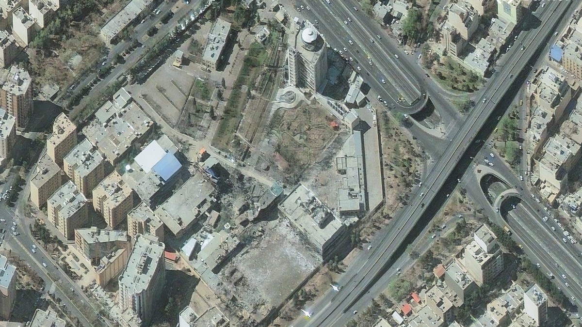 Ilustracija: Oštećene zgrade nakon vazdušnih napada na fabriku optičke industrije u Isfahanu, Iran