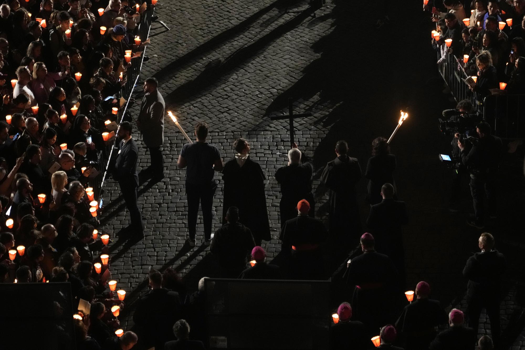 Postaje križnog puta u rimskom Koloseumu.