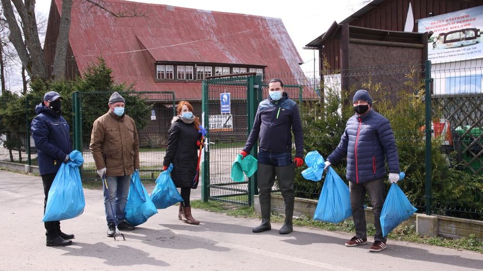 W Światowy Dzień Ziemi sprzątali brzeg jeziora Drawsko. Fot. UM Czaplinek