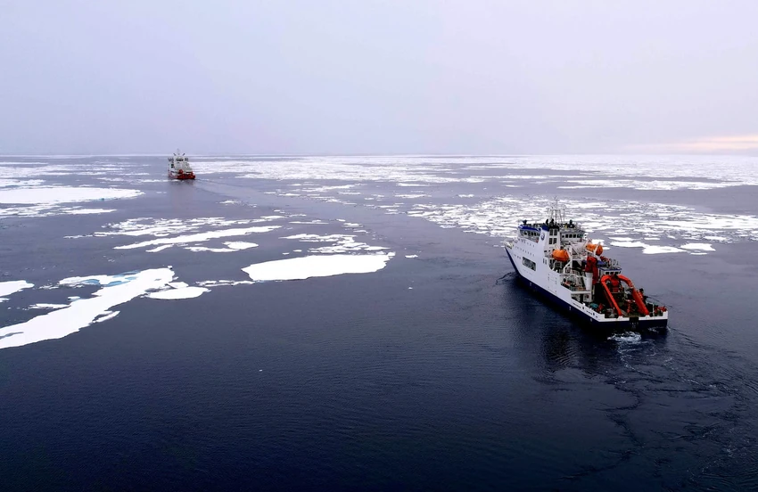 Kineski istraživački ledolomac Suelong 2 probija se u zaleđenim vodama Arktičkog okeana 5. avgusta 2025.