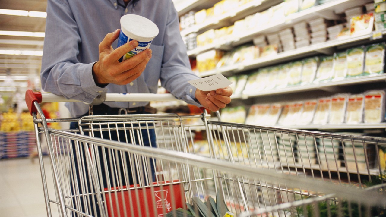 Drożyzna w sklepach. Tych osiem trików pomoże ci oszczędzić ładną sumę. W skali miesiąca portfel ci podziękuje
