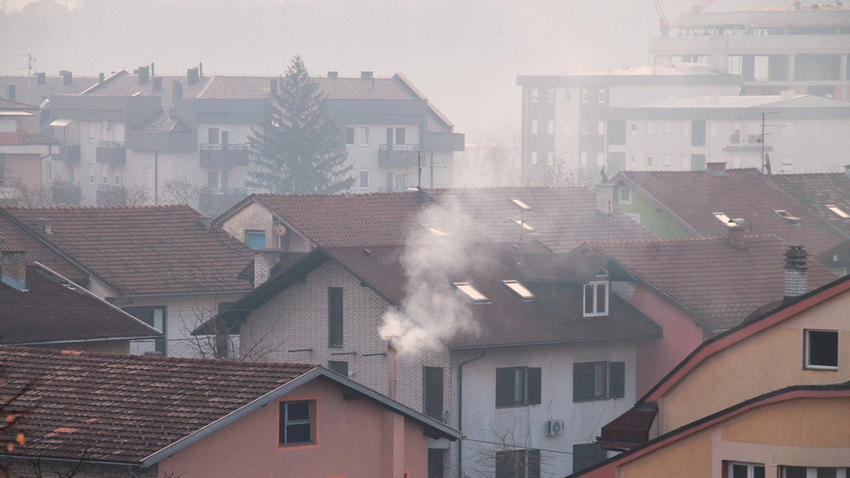 W Polsce z reguły oddychamy dzisiaj nie najgorszym powietrzem. Jednak jest kilka miejsc, gdzie sytuacja wciąż jest fatalna. Stan powietrza w Pile uznano za "zagrażający życiu".