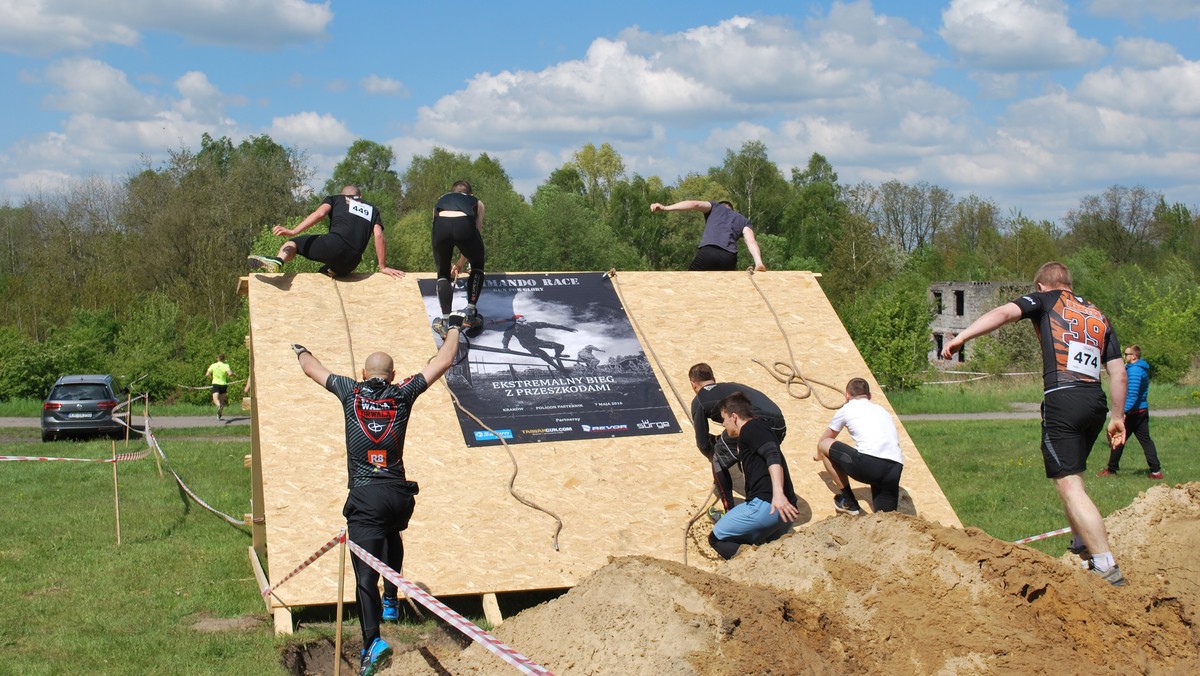 1 października 2016 r. na poligonie wojskowym Pasternik w Krakowie odbędzie się II edycja imprezy sportowej "Commando Race". Na uczestników czekać będzie nie lada wyzwanie, pokonanie 6-kilometrowej lub 10-kilometrowej trasy na której znajdą się naturalne przeszkody jak np. błoto, mokradła, stawy czy powalone drzewa, a także liczne sztuczne przeszkody np. rowy, tunele, zasieki, drewniane ścianki itp.