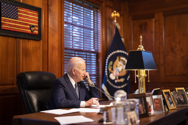 Joe Biden rozmawia z Władimirem Putinem