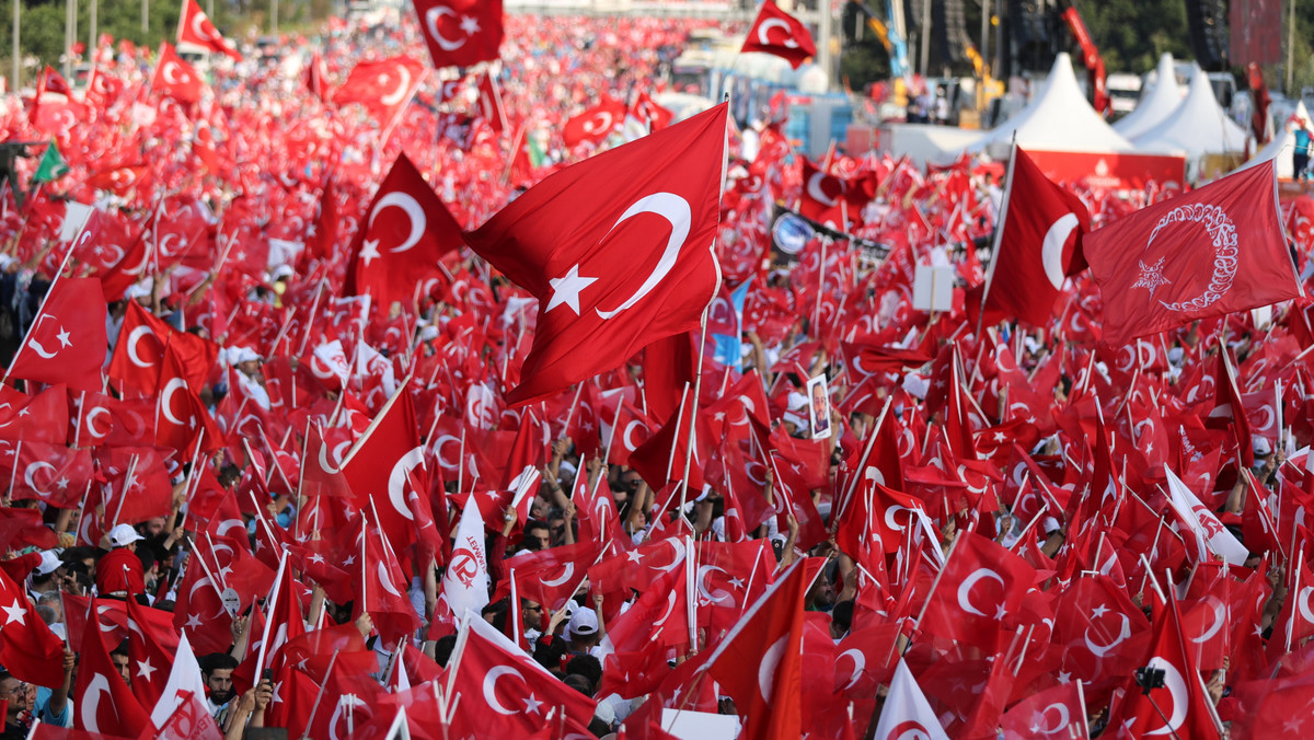 Po próbie puczu w Turcji, do której doszło równo rok temu, kraj ten stał się "największym więzieniem świata dla pracowników mediów" z powodu prowadzonej przez władze w Ankarze polityki "prześladowania za krytyczne głosy" - alarmują Reporterzy bez Granic (RsF).