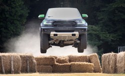 Ford nowym królem w Polsce. Wzięcie poszybowało jak Ranger Raptor