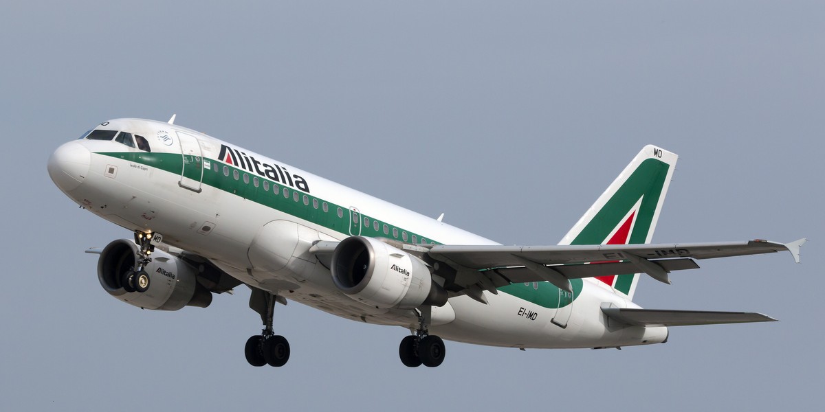 Alitalia znów może przejść w ręce państwa. Pieniądze na ten cel miałyby pochodzić z rządowego pakietu przeznaczonego na łagodzenie skutków koronawirusa dla włoskiej gospodarki.