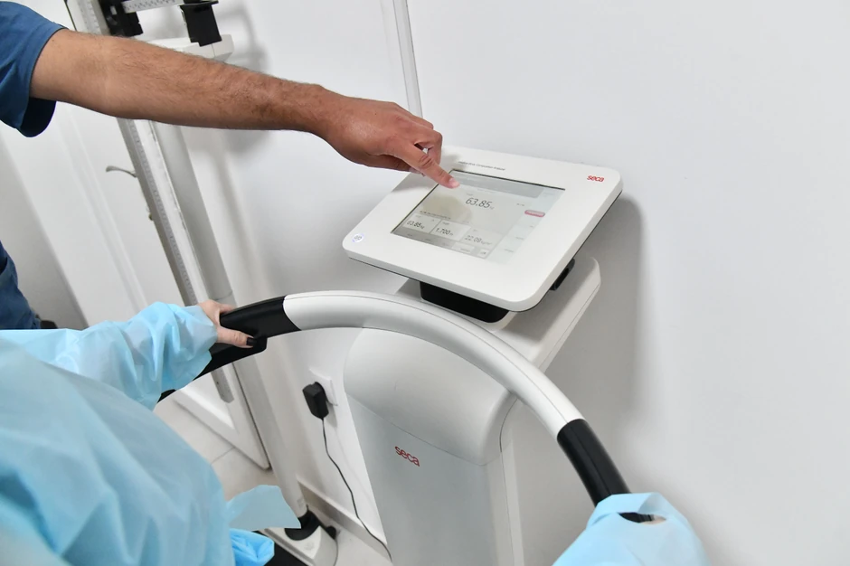 Na osnovu laboratorijskih analiza i merenja sastava tela metodom bioimpedance, radi se analiza podataka o telesnoj masi, o procentu skeletnih mišića, visceralnih masnoća, ukupnih masnoća..