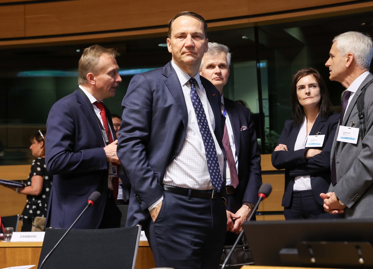 Polski minister spraw zagranicznych Radosław Sikorski uczestniczy w posiedzeniu Rady do Spraw Zagranicznych Unii Europejskiej w Luksemburgu, unijni ministrowie spraw zagranicznych omówili 14. pakiet sankcji na Rosję