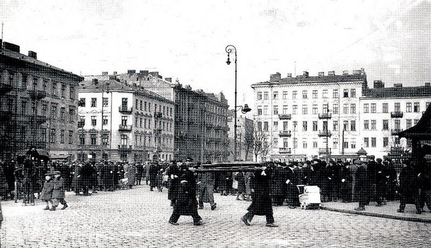 Plac Muranowski w Warszawie. Widok z placu w kierunku północno-wschodnim, po lewej wylot ulicy Sierakowskiej, po prawej − Muranowskiej. Źródło: Warszawskie getto 1943−1988. W 45 rocznicę powstania, Wydawnictwo Interpress, Warszawa 1988