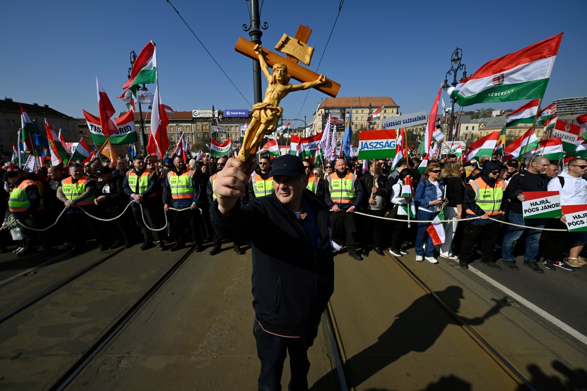 tysiące węgrów wyszło na ulice budapesztu. "nie staniemy się ukraińską kolonią"