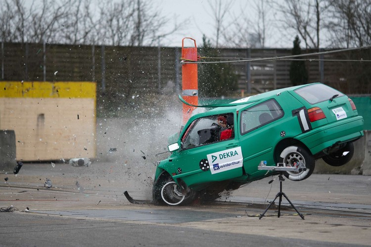 Pędzące auto wypada z drogi...