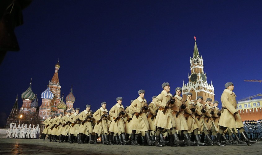 Rosyjscy żołnierze w historycznych mundurach Armii Czerwonej podczas próbnej parady na Placu Czerwonym w Moskwie