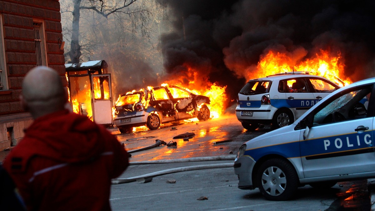 Protesty i rozruchy przeciwko skutkom rabunkowej prywatyzacji, zamykaniu fabryk i korupcji, które we wtorek zaczęły się w Tuzli, ogarnęły w piątek 33 miasta Bośni i Hercegowiny, w tym Sarajewo, Bihać i Zenicę. To ruch bez precedensu na obszarze b. Jugosławii.