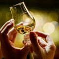 Dlaczego należy dolewać wody do whisky? Oto odpowiedzi naukowców