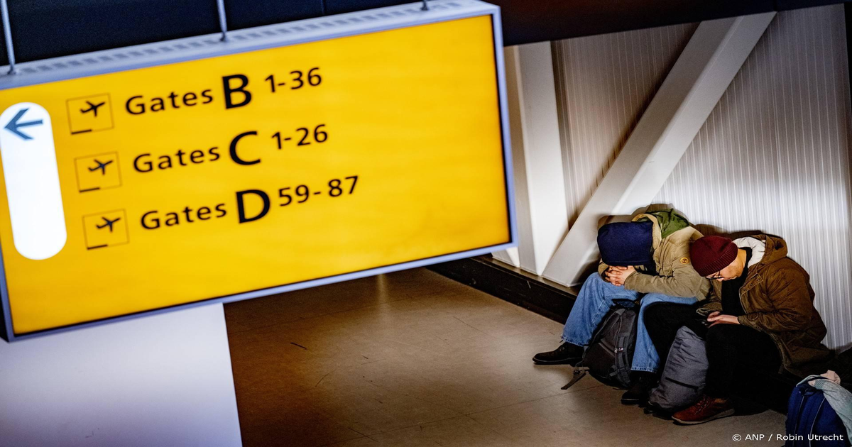 Honderden reizigers vast op Schiphol: Rode Kruis rukt vanavond opnieuw uit