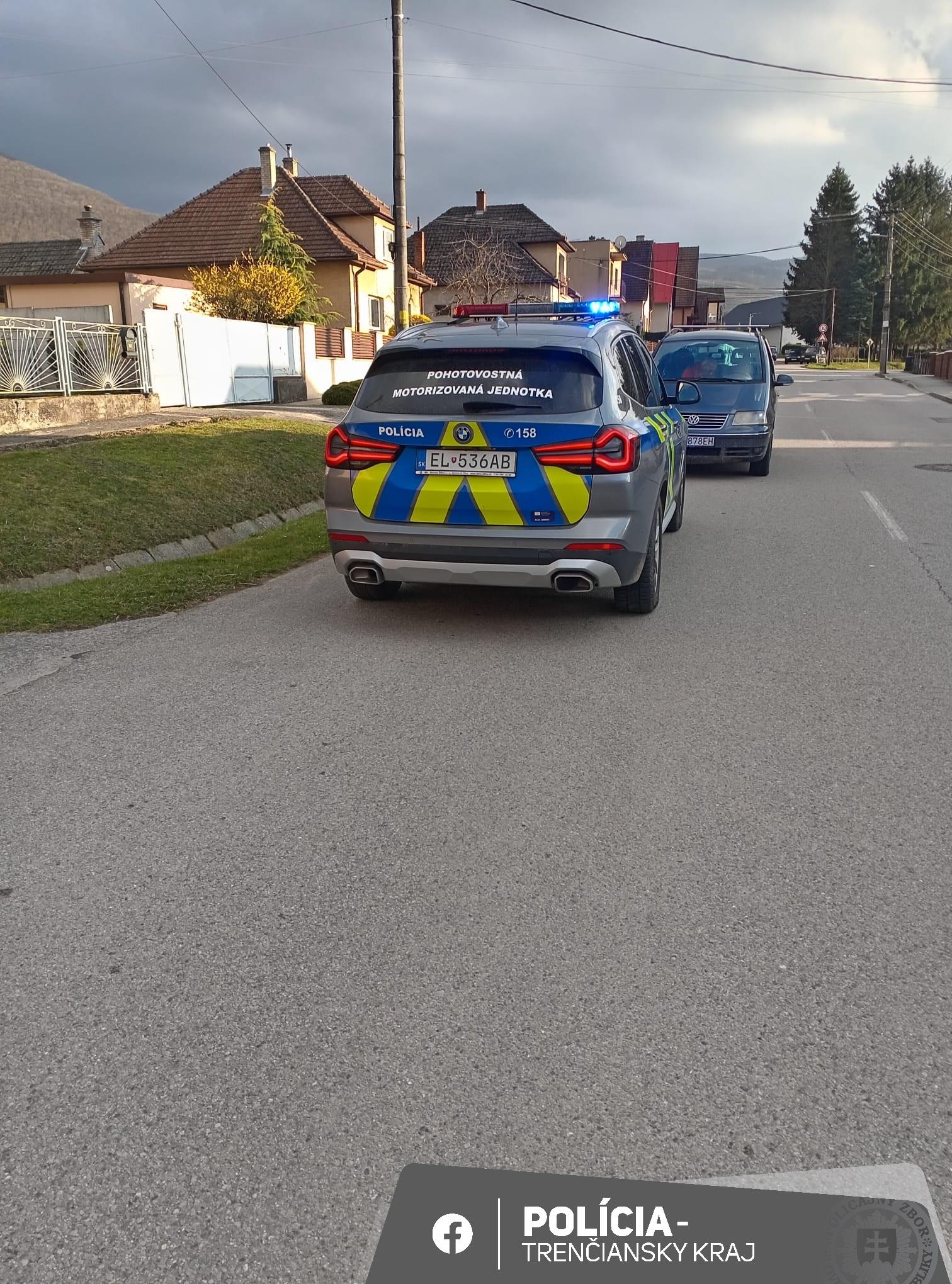 Polícia v Trenčianskom okrese prichytila dvoch opitých mužov za volantom jedného auta.