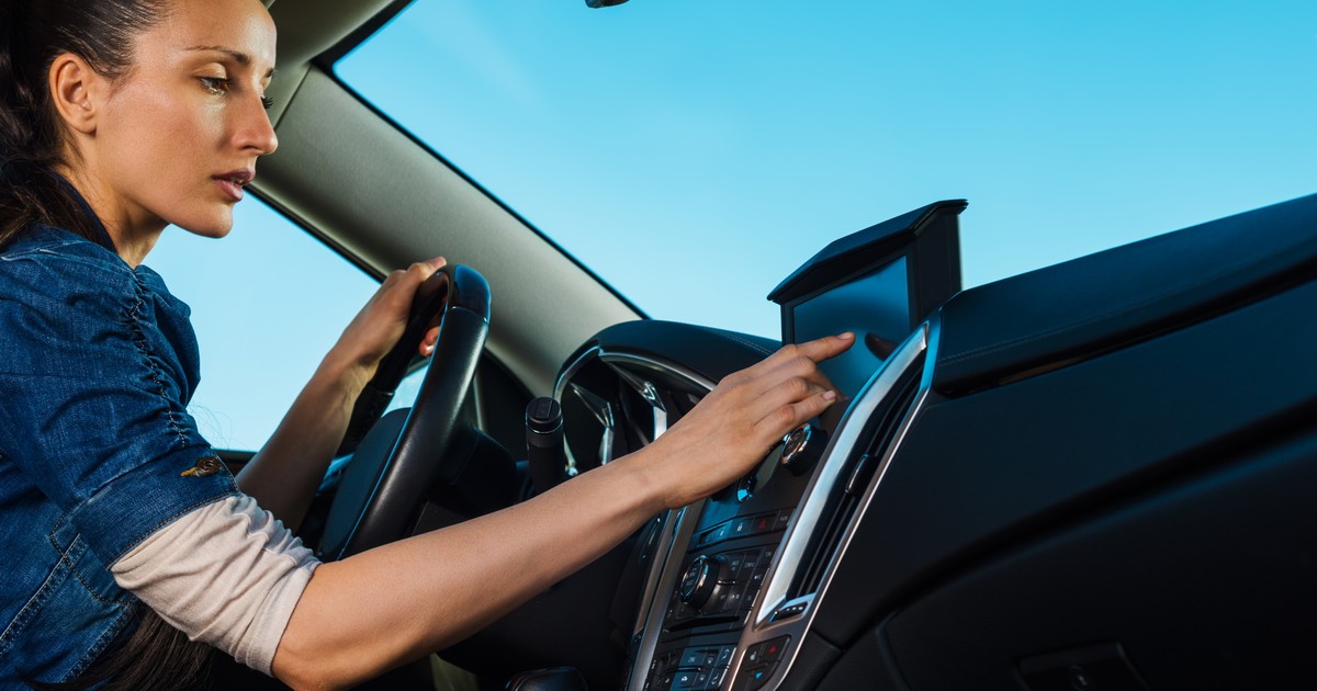 Ekran dotykowy w aucie zwiększa ryzyko wypadku? Potwierdzają to najnowsze badania
