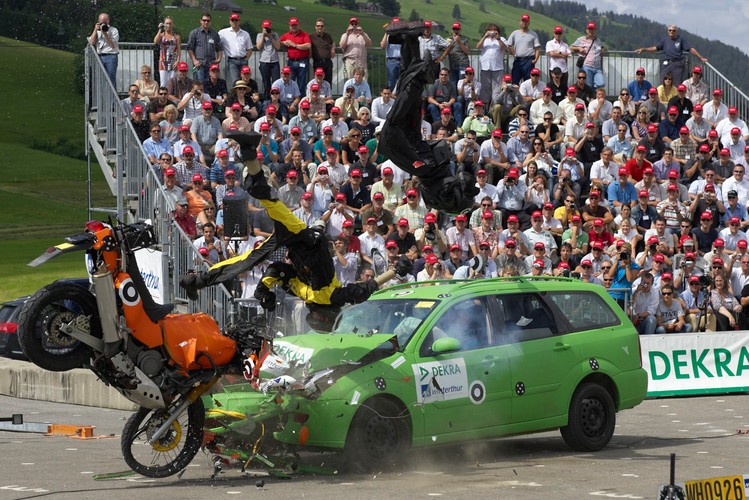 Przy wyższej prędkości motocykla pasażer przeleci ponad autem
