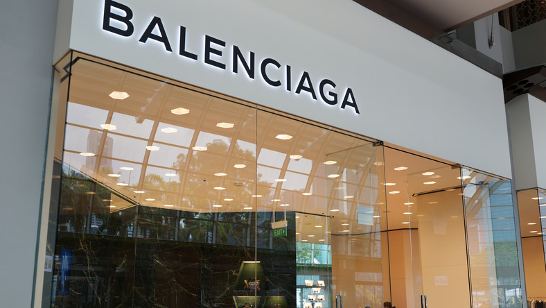 Dom mody Balenciaga oskarżony o rasizm. Chodzi o spodnie Trompe L'Oeil [ZDJĘCIA]