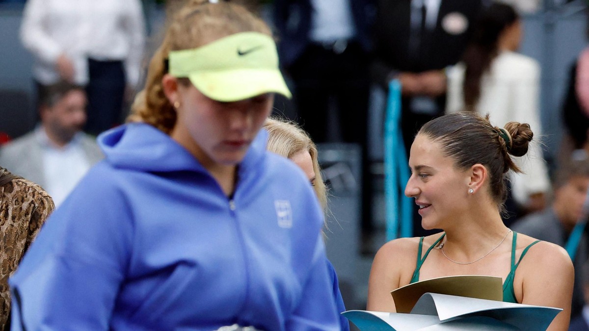 Ukrajinka Marta Kostjuk (desno) pobedila je rusku teniserku Miru Andreevu (levo) prošlog meseca u finalu Madrid opena | Foto: Getty Images