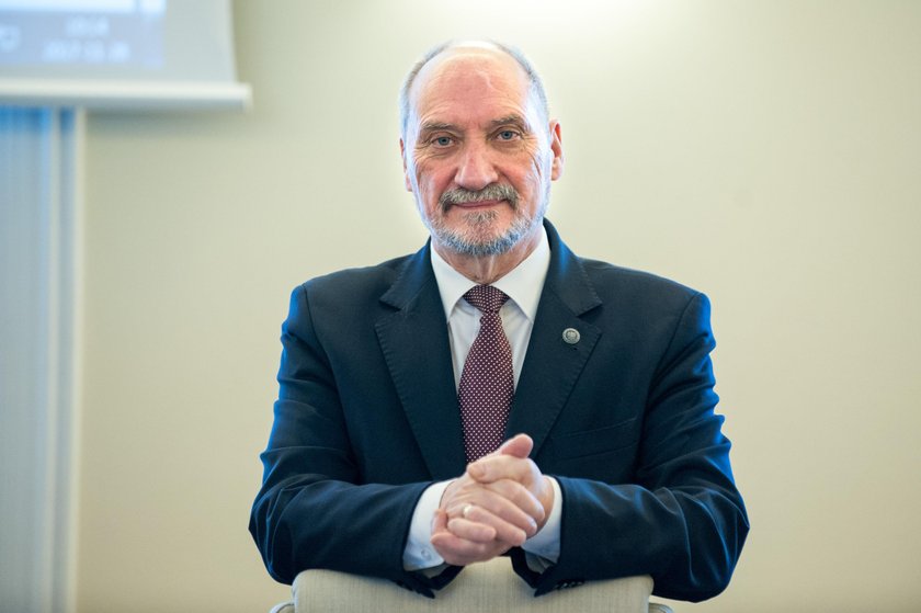 Macierewicz chciał umieścić prawicowego dziennikarza w wywiadzie NATO