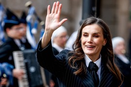 Kraljica Leticija nosi crvenu kožnu jaknu kao najmoderniji komad sezone: Ovo je kombinacija koja stoji svima i idealna je za svaku priliku