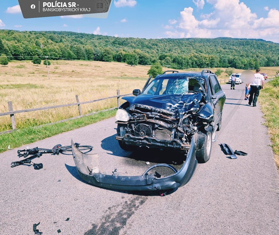 Auto narazilo do cyklistov, obaja zomreli.