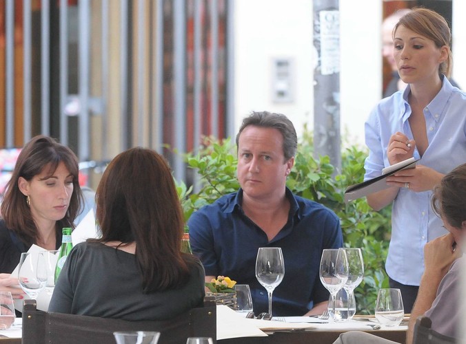 Premier wraz z żoną w restauracji w w Arezzo