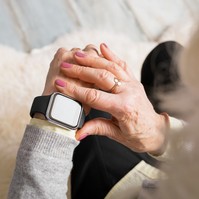 Az okosórák képesek felismerni a Parkinson-kór nagyon korai jeleit