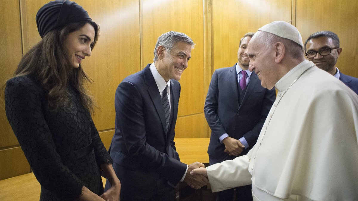 Aktorzy Salma Hayek, George Clooney i Richard Gere otrzymali w niedzielę w Watykanie w obecności papieża Franciszka medale Drzewka Pokoju. Wręczono im je w czasie spotkania fundacji Scholas Occurrentes, działającej z inicjatywy papieża na polu edukacji.