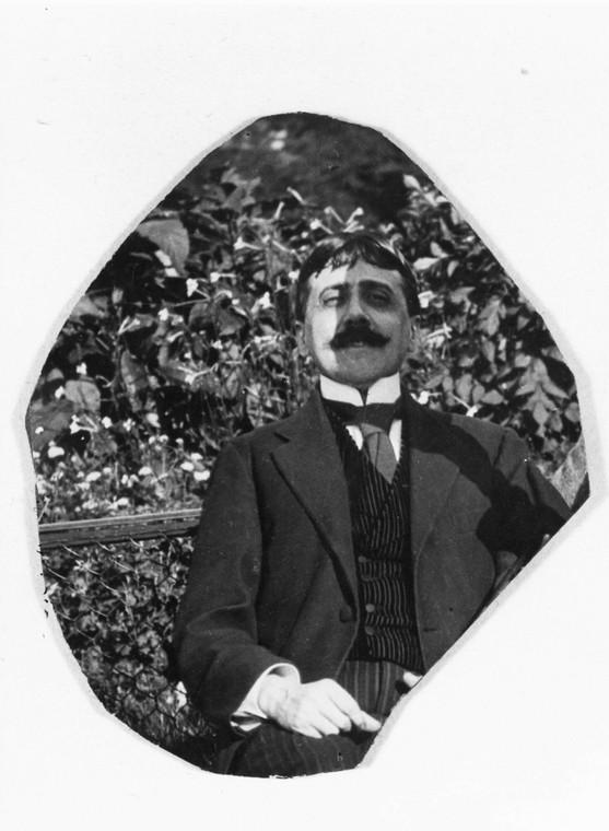 Marcel Proust w ogrodzie. Słońce wyraźnie poprawia mu nastrój (zdjęcie niedatowane)