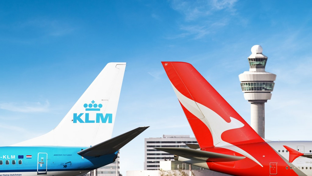 INFORMACJA PRASOWA. KLM i australijskie linie Qantas podpisały umowę o wspólnym oferowaniu lotów (tzw. code-share), aby wzbogacić swoje siatki lotów o nowe kierunki i zaoferować pasażerom więcej opcji podróży między Europą a Australią. Od 31 października b.r. polecimy przez Amsterdam i Singapur do 4 głównych australijskich miast: Sydney, Brisbane, Melbourne i Perth na jednym bilecie.