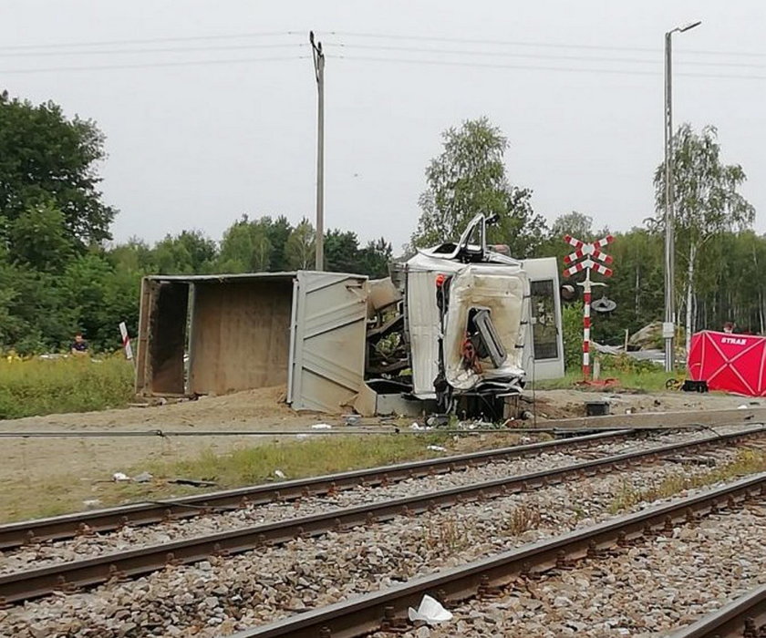 Przędzel: ciężarówka zderzyła się z pociągiem. Nie żyje kierowca