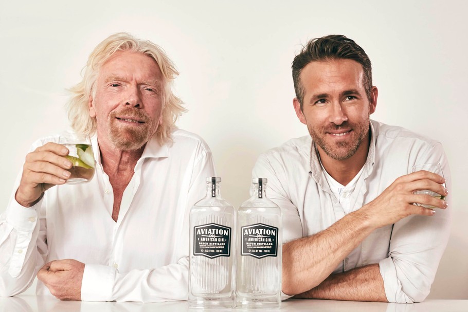 Ryan Reynolds ogłasza z Richardem Bransonem umowę, dzięki której Aviation American Gin będzie dostępny m.in. na pokładzie samolotów Virgin Atlantic (wrzesień 2018 r.)