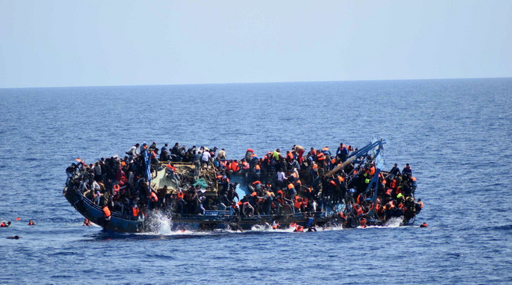 Százak ugráltak a tengerbe a biztos halál elől /Fotó: AFP