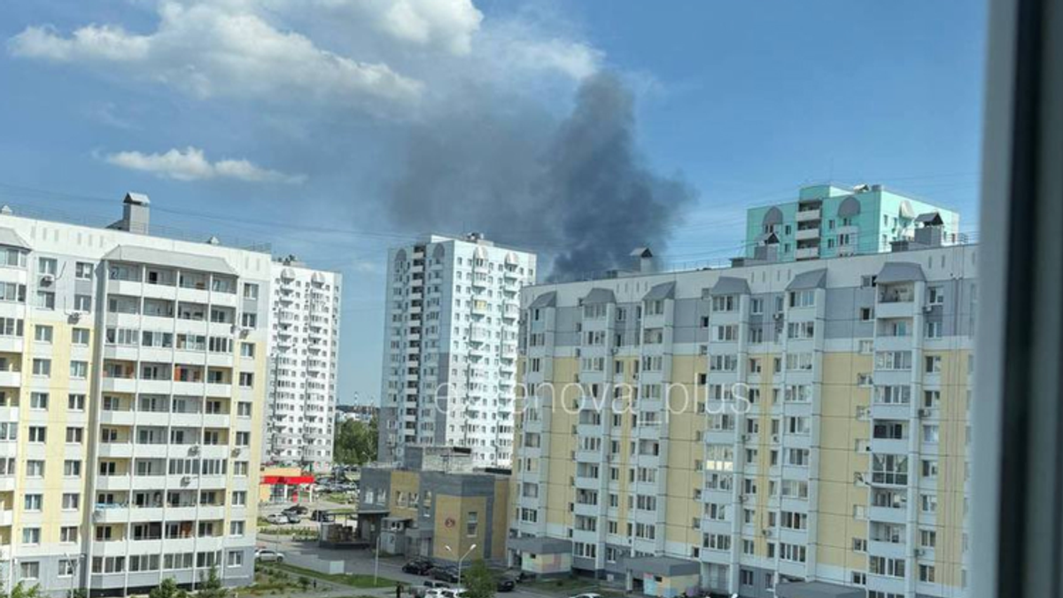 (Video) Serija ukrajinskih napada duboko u Rusiji! Gori rafinerija udaljeno 2.000 km