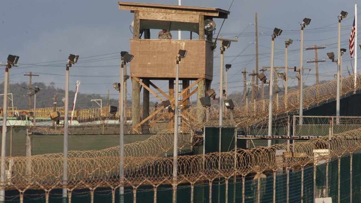 Niezależna amerykańska komisja apeluje do prezydenta Stanów Zjednoczonych o zamknięcie więzienia w Guantanamo do końca 2014 r. Grupa badaczy spędziła dwa lata na obserwacji warunków, w jakich przetrzymywani są skazani. W obozie trwa strajk głodowy osadzonych.