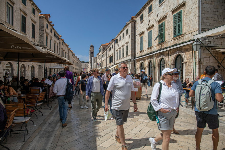 Turyści spacerujący w centrum miasta