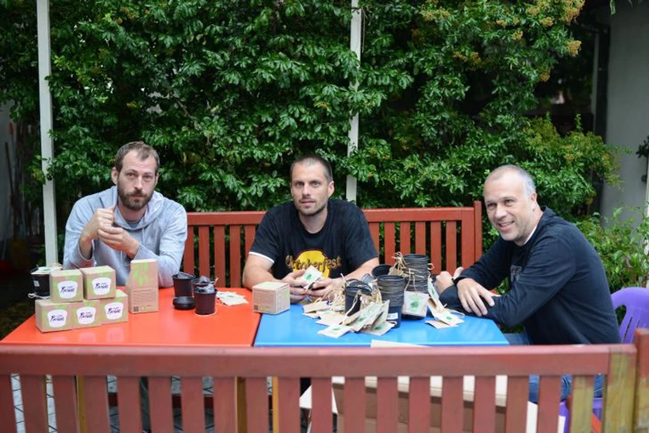 Predrag (prvi zdesna) i Tihomir (u sredini) uglavnom su zaduženi za tehničke stvari i nabavku materijala, a Pavle za dizajn i marketing