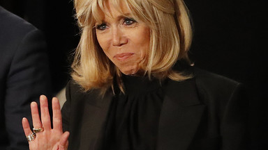 Brigitte Macron pokazuje nogi w czarnej minispódniczce. Wow!