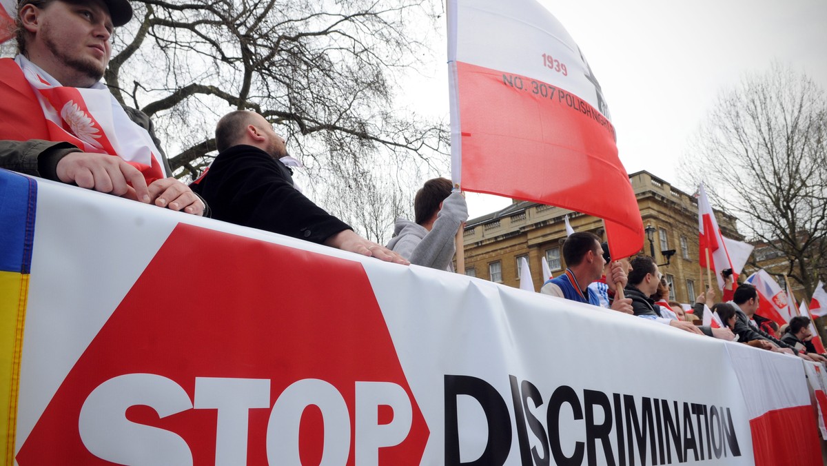 Według różnych szacunków od 300 do 500 osób uczestniczyło w Londynie w demonstracji pod hasłem "STOP dyskryminacji Polaków". Przyczyną protestu były niedawne wypowiedzi brytyjskiego premiera o imigrantach oraz atak na 35-letniego Polaka spowodowany, jak twierdzi ofiara i jego przyjaciele, uprzedzeniami narodowościowymi. - Im bardziej ataki na Polaków będą narastać, tym będziemy bardziej zjednoczeni i aktywniejsi. Tacy już jesteśmy – komentuje w rozmowie z Onetem Jerzy Byczyński, prezes stowarzyszenia Patriae Fidelis, współorganizatora protestu.