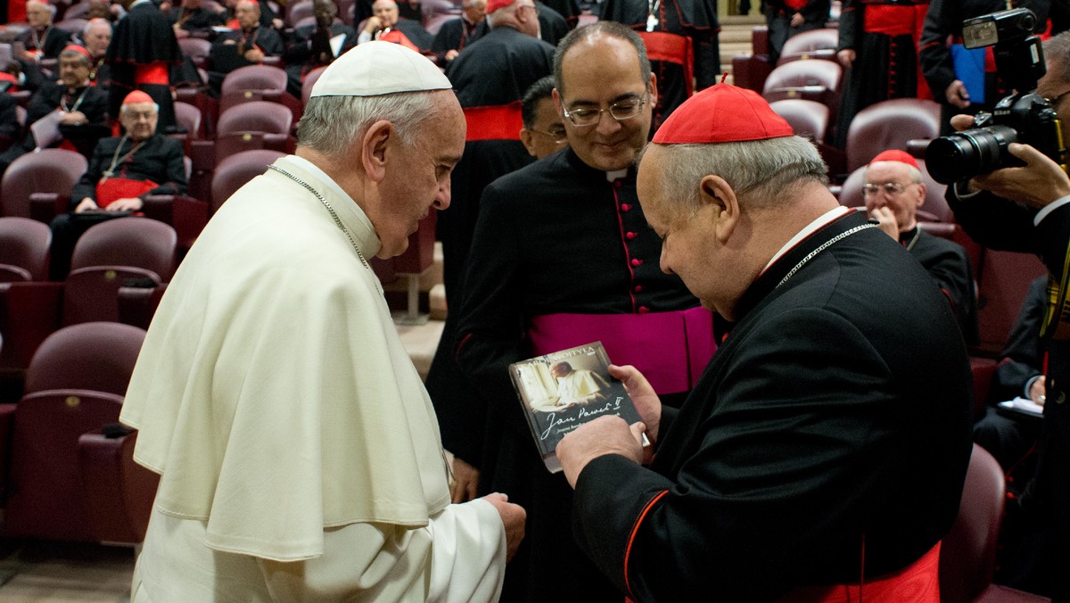 Papież Franciszek otrzymał z rąk ks. kardynała Stanisława Dziwisza książkę Karola Wojtyły – Jana Pawła II "Jestem bardzo w rękach Bożych. Osobiste Notatki 1962–2003".