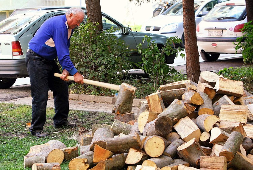 Po nepisanom pravilu su prvi u nabavku ogreva za narednu zimu krenuli penzioneri