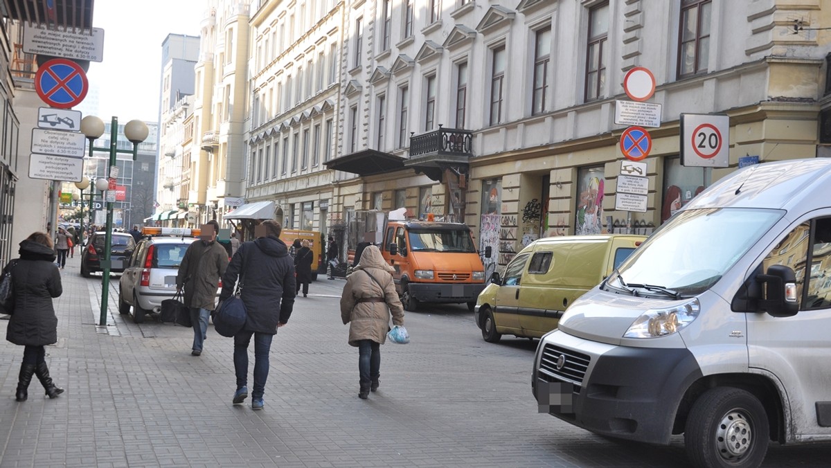 Chmielna deptakiem, a nie parkingiem – takie są oczekiwania mieszkańców i do tego będą zmierzać nasze działania – zapowiadają warszawscy strażnicy miejscy. W praktyce oznacza to, że zaparkowane w niedozwolonych miejscach samochody będą odholowywane na koszt właściciela.