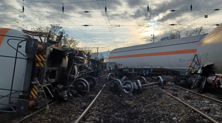 Szilveszterkor is folyik a műszaki mentés a Nagymarosnál kisiklott vonat miatt / Fotó: MÁV