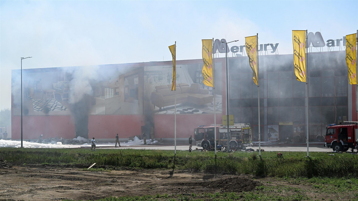 Drugi dzień trwa pożar marketu w Krośnie. 