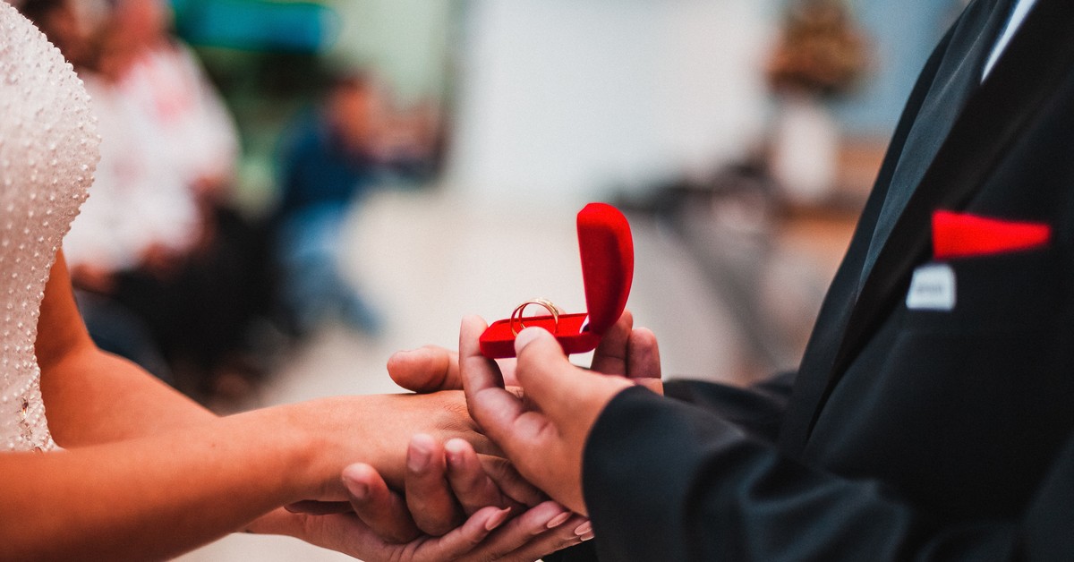 40 tysięcy zł za zawarcie małżeństwa. 100 tys. za narodziny trzeciego dziecka. Nowa propozycja PiS