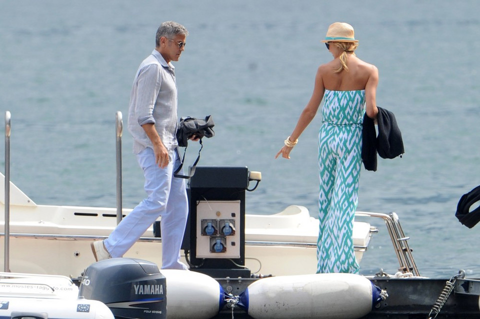 George Clooney z dziewczyną na jachcie