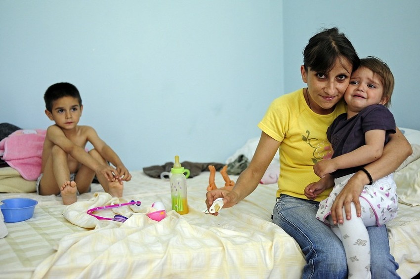 Veljko ne odvaja pogled od svoje sestrice